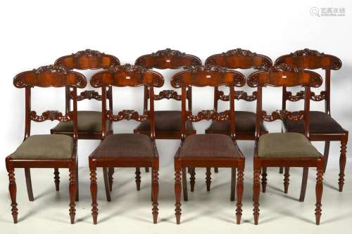 Mobilier Suite de huit chaises Charles X en acajou sculpté à...