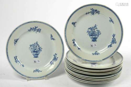 Art chinois Série de douze assiettes rondes en porcelaine bl...