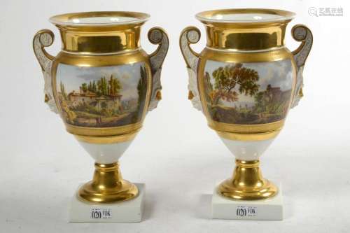 Porcelaines Paire de vases "Urne" Restauration à d...