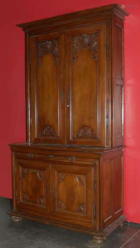 Mobilier Meuble deux corps en bois de noyer massif sculpté d...