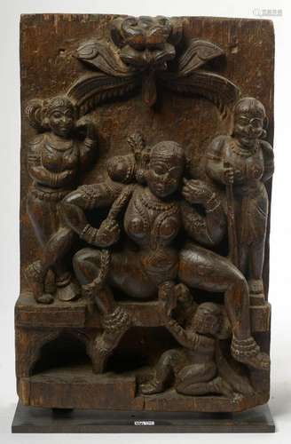 Art Asiatique Stèle en bois sculpté en haut-relief représent...