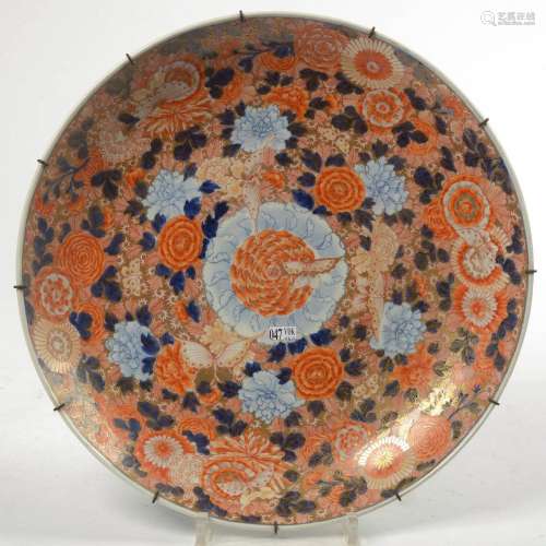 Art japonais Grand plat rond en porcelaine Imari à décor flo...