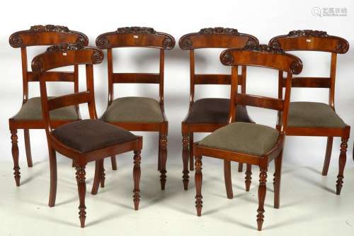 Mobilier Suite de six chaises Charles X en acajou sculpté à ...