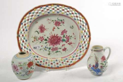 Art chinois Lot de trois porcelaines polychromes de Chine à ...