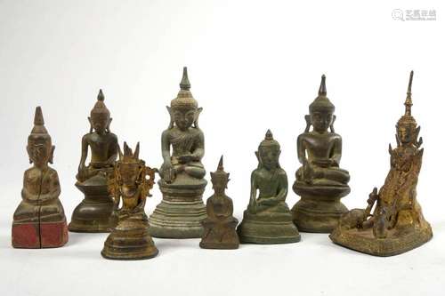 Art Asiatique Lot de huit comprenant sept petits bouddhas en...