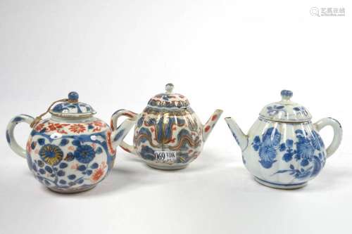 Art chinois Lot de trois petites théières en porcelaine bleu...