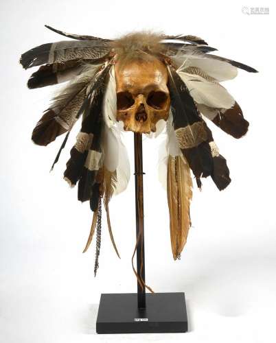 Océanie Crâne Irian Jaya, crâne cérémoniel paré de plumes. T...