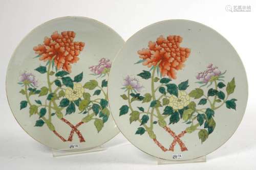 Art chinois Paire de grands plats en porcelaine polychrome d...