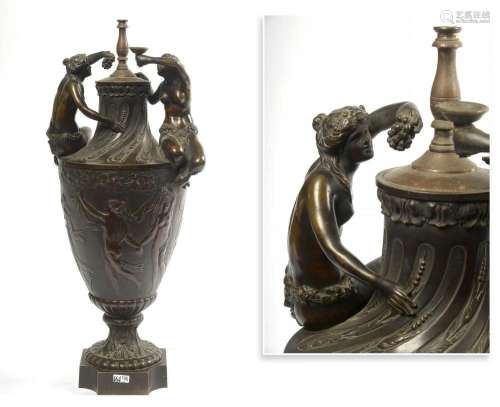 Art Décoratif Vase en bronze à patine brune surmonté de deux...
