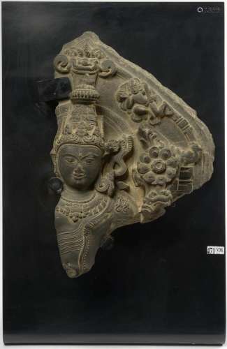 Art Asiatique Fragment de bas-relief en basalte noir représe...