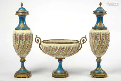 Porcelaines Garniture trois pièces en porcelaine de Sèvres p...