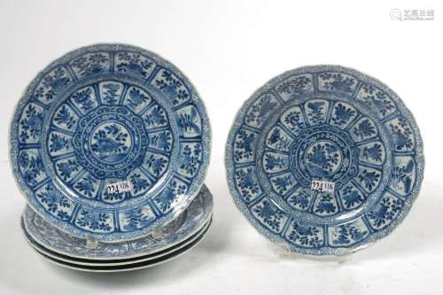 Art chinois Suite de cinq assiettes en porcelaine bleue et b...