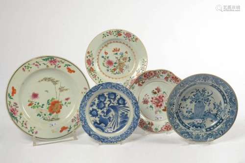 Art chinois Lot de cinq porcelaines polychromes et bleues et...