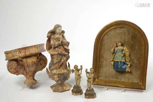 Sculptures Lot de quatre comprenant une Vierge en prière sur...