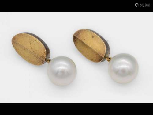 Pair of earrings with cultured south seas pearls