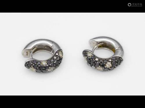 Pair of 18 kt gold ear hoops with brilliants