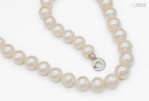 Necklace with chin. cultured fresh water pearls