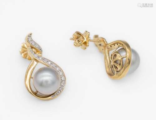 Pair of 9 kt gold earrings with cultured southseas pearls an...