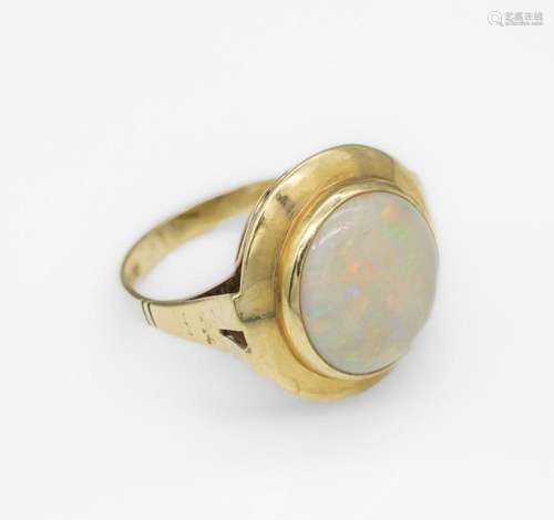 14 kt gold ring with opal