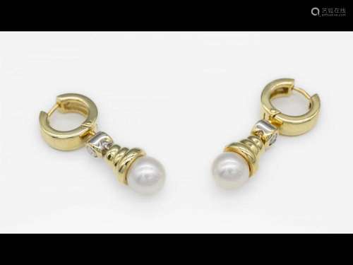 Pair of 14 kt gold earrings with cultured pearls and brillia...