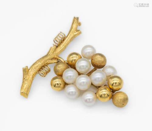 18 kt gold brooch with cultured pearls,