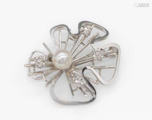 14 kt gold brooch with cultured pearl and diamonds