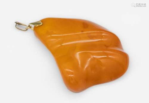 Pendant with amber boulder