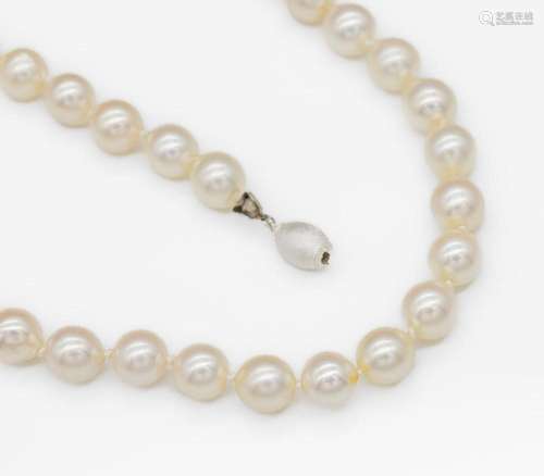 Long necklace made of cultured akoya pearls