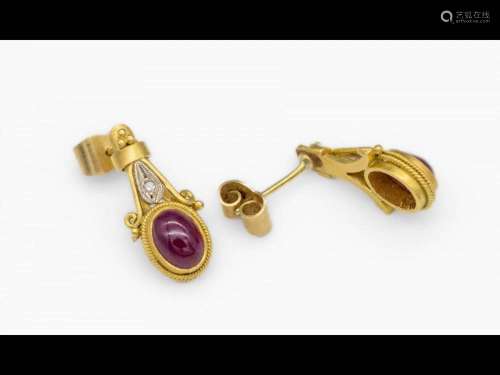 Pair of 22 kt gold earrings with rubies and brilliants