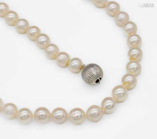 Extra-long necklace made of akoya-cultured pearls