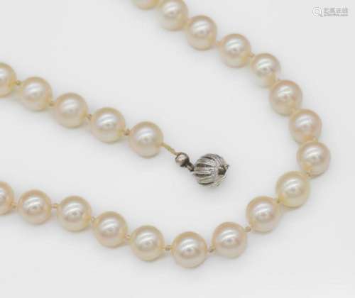 Long necklace made of cultured akoya pearls