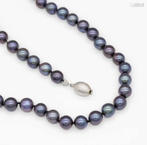 Necklace made of cultured pearls