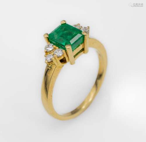 18 kt gold emerald-brilliant-ring