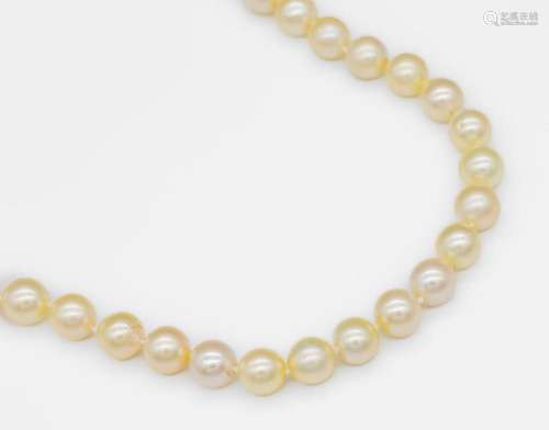 Fine necklace made of cultured akoya pearls, endless