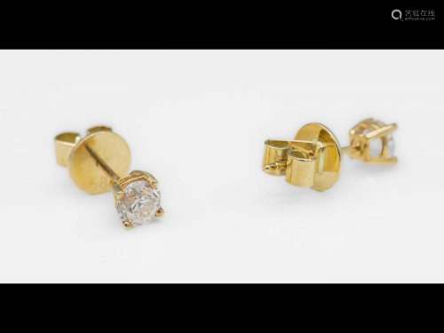 Pair of 14 kt gold earrings with diamonds