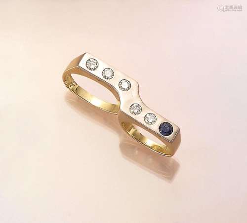 18 kt gold two-finger ring with sapphire and brilliants