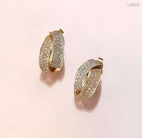 Pair of 14 kt gold earrings with brilliants