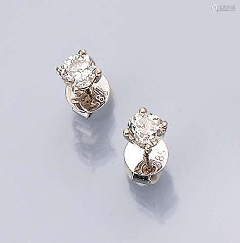 Pair of 14 kt gold earrings with diamonds