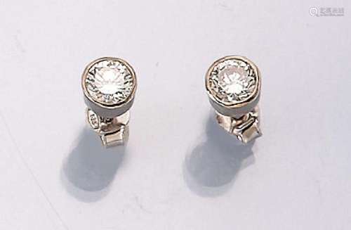 Pair of 14 kt gold earrings with brilliants