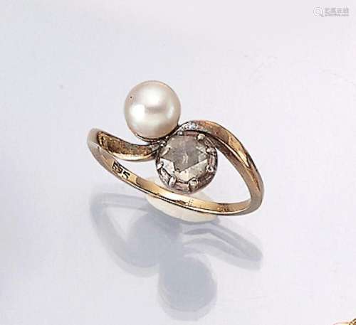 14 kt gold Art Nouveau ring with diamond and cultured pearl