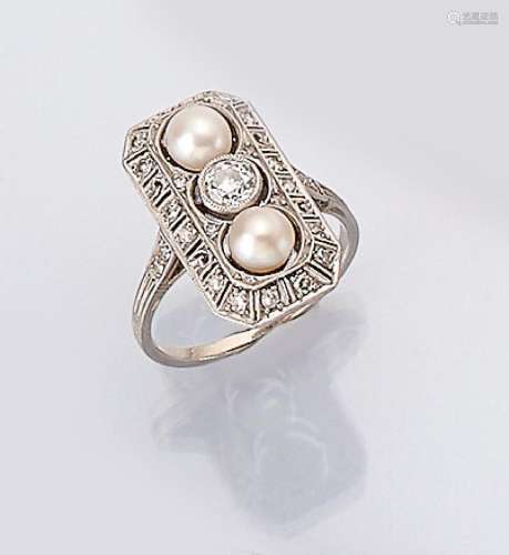 18 kt gold ring with diamonds and cultured pearls