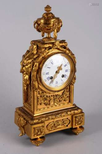 Pendule en bronze doré de style Louis XVI.