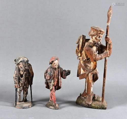 Trois personnages en bois sculpté