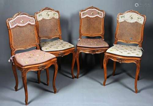 Suite de quatre petites chaises de style Louis XV.