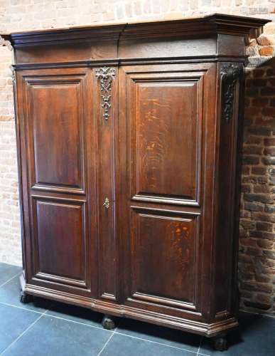 Armoire liégeoise en chêne teinté