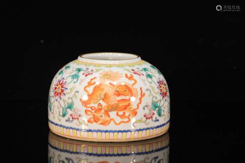 Famille Rose Lion Pattern Porcelain Washer