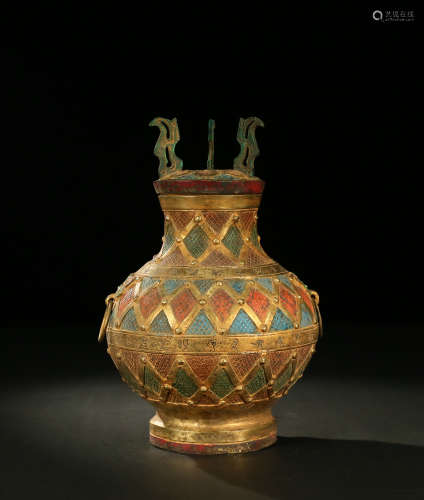 Gilded and painted neck covered pot of old Tibetan bronzes