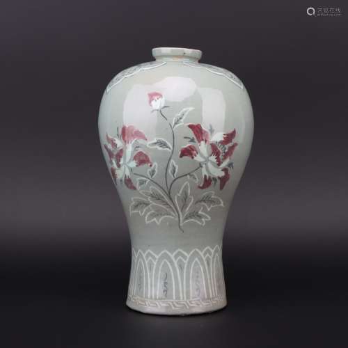 Qing Dynasty fresh celadon plum vase