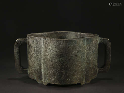 Double ear plum blossom copper censer in Qing Dynasty