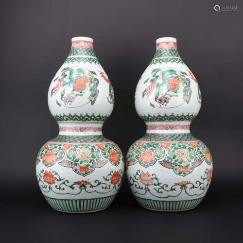 A pair of gourd bottles with colorful figures in the Qing Dy...